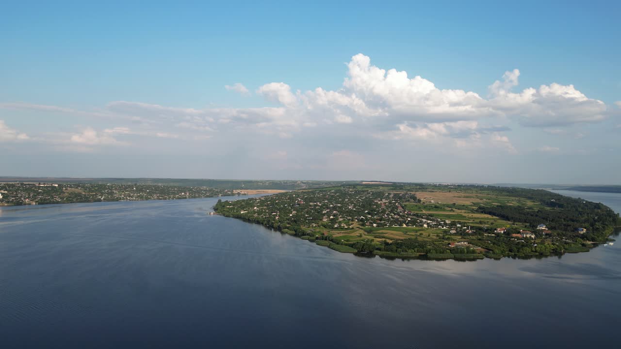 vista impresionante de las orillas del río dniester y un pequeño pueblo ribereño con motivos tradicionales de moldavia, en algún lugar cerca de ucrania, vista a vista de pájaro de 4k