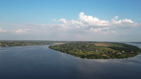 Atemberaubender-Blick-Auf-Die-Dnjestr-Ufer-Und-Ein-Kleines-Dorf-Am-Flussufer-Mit-Traditionellen-Moldauischen-Motiven,-Irgendwo-In-Der-Nähe-Der-Ukraine,-4K-Vogelperspektive