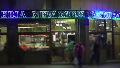 Zeitraffer-Von-Spaziergängern-In-Der-Nähe-Eines-Cafés-In-Der-Nachtstadt