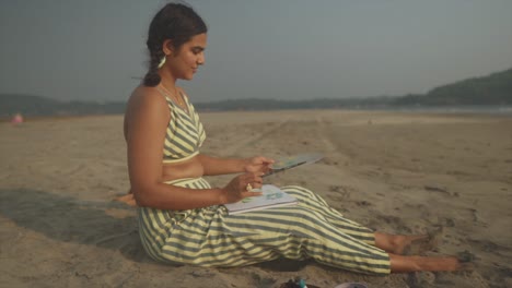 un artista alegre, inspirado en la playa soleada, crea arte lleno de armonía y felicidad