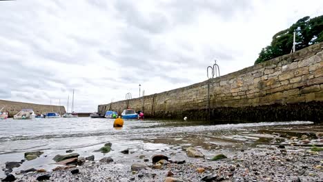 aumento del nivel del agua cerca del muelle y la playa
