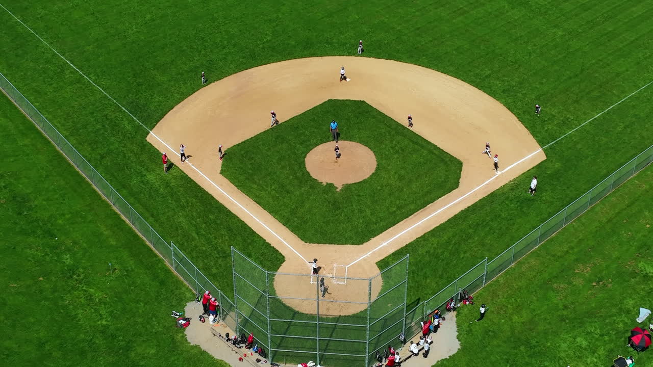 Vista aerea rotante dall'alto di una partita di baseball della Little League