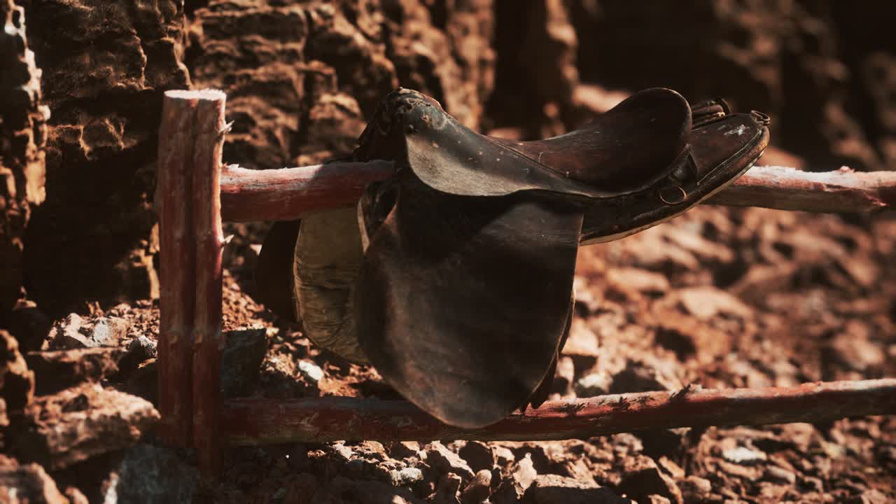 silla de montar y rocas rojas en el valle del monumento