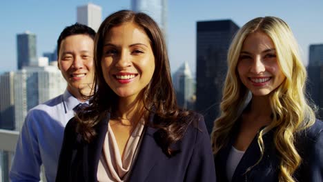retrato del equipo de negocios étnicos en el techo de chicago