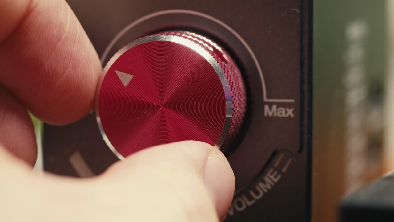 하이파이 증폭기: 고전적인 사운드 패널에서 오디오 신호 수준을 모니터링하는 오디오 콘솔, 화살표와 함께 클로즈업 아날로그 신호 지표