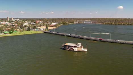 el vapor de remos cumberoona se mueve a lo largo del puente en yarrawonga, victoria, australia