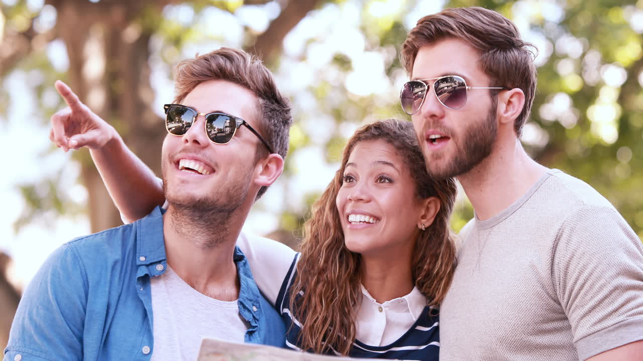 친구들이 지도를 확인하고 있습니다.