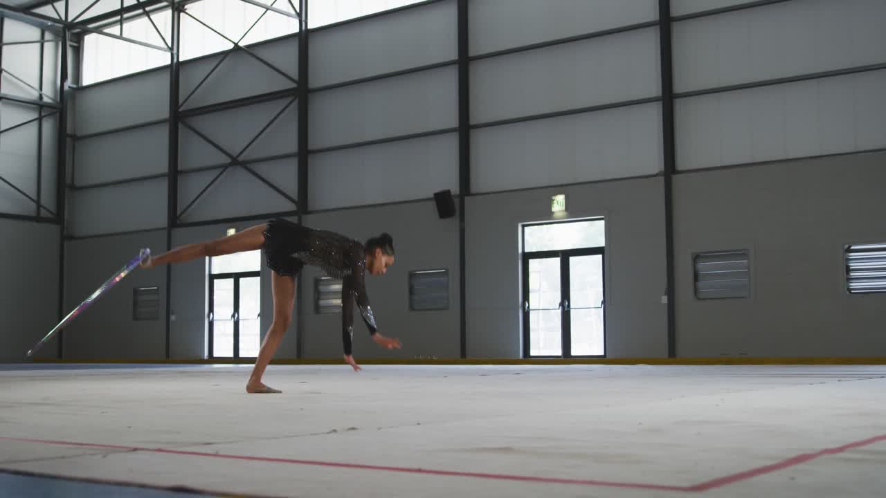 gimnasta femenina actuando en el salón de deportes