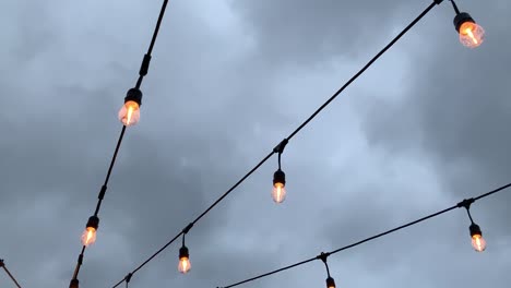 luces de patio al aire libre que iluminan el cielo en una noche lluviosa y sombría
