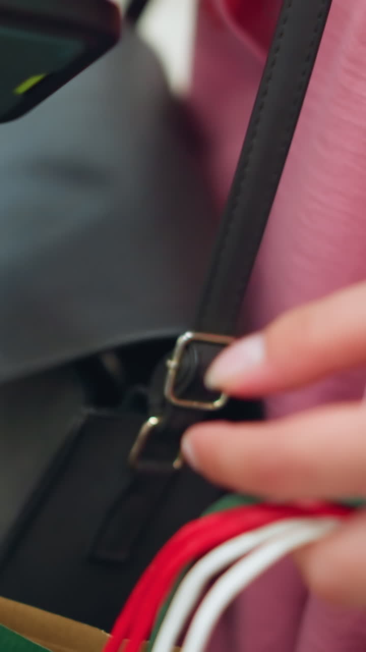 휴대폰을 가져오기 위해 드백을 검색하는 여자의 손 시각, 레몬색 카드를 꺼내는 것을 따라, 그녀의 손에 그녀의 쇼핑 가방의 부분적인 시각과 함께 흐릿한 주변