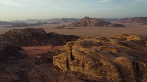paisaje montañoso de wadi rum al atardecer, jordania, retroceso aéreo