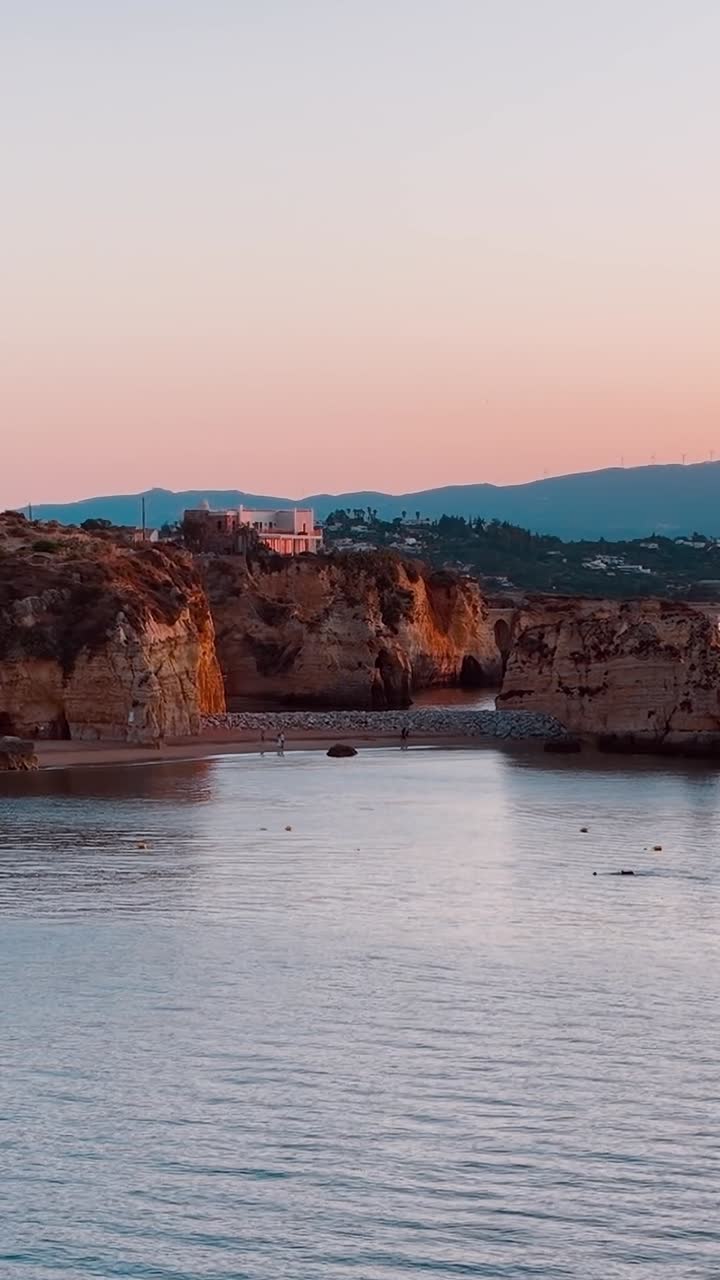 Sonnenuntergangsansicht von Klippen und Wasser in der Nähe von Lagos in Portugal