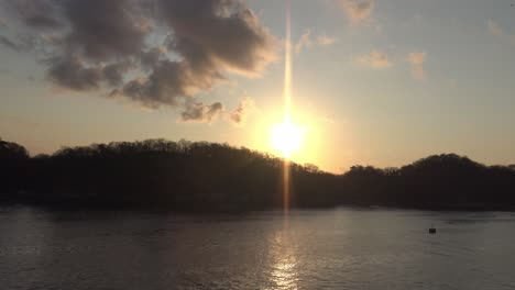 Amanecer-Sobre-El-Océano-Y-La-Tierra-Huatulco-México