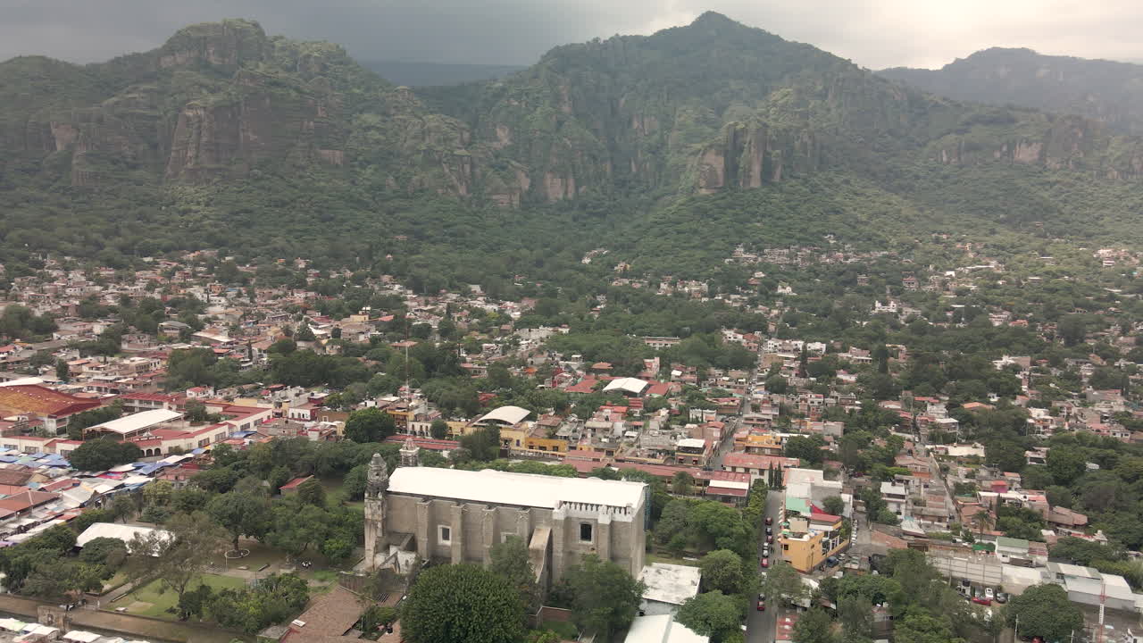 vista del convento y las montañas en tepoztlan mexico