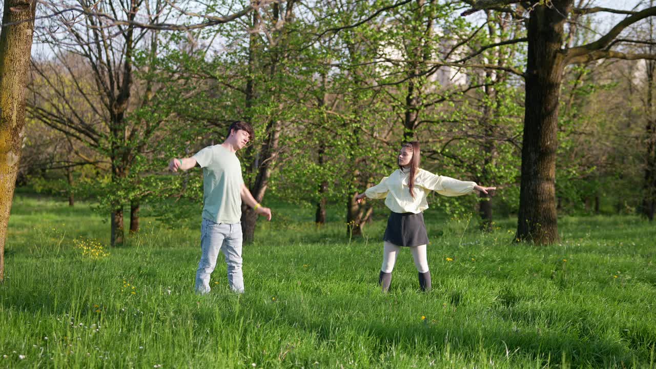 공원 에서  을 펴고 있는 부부