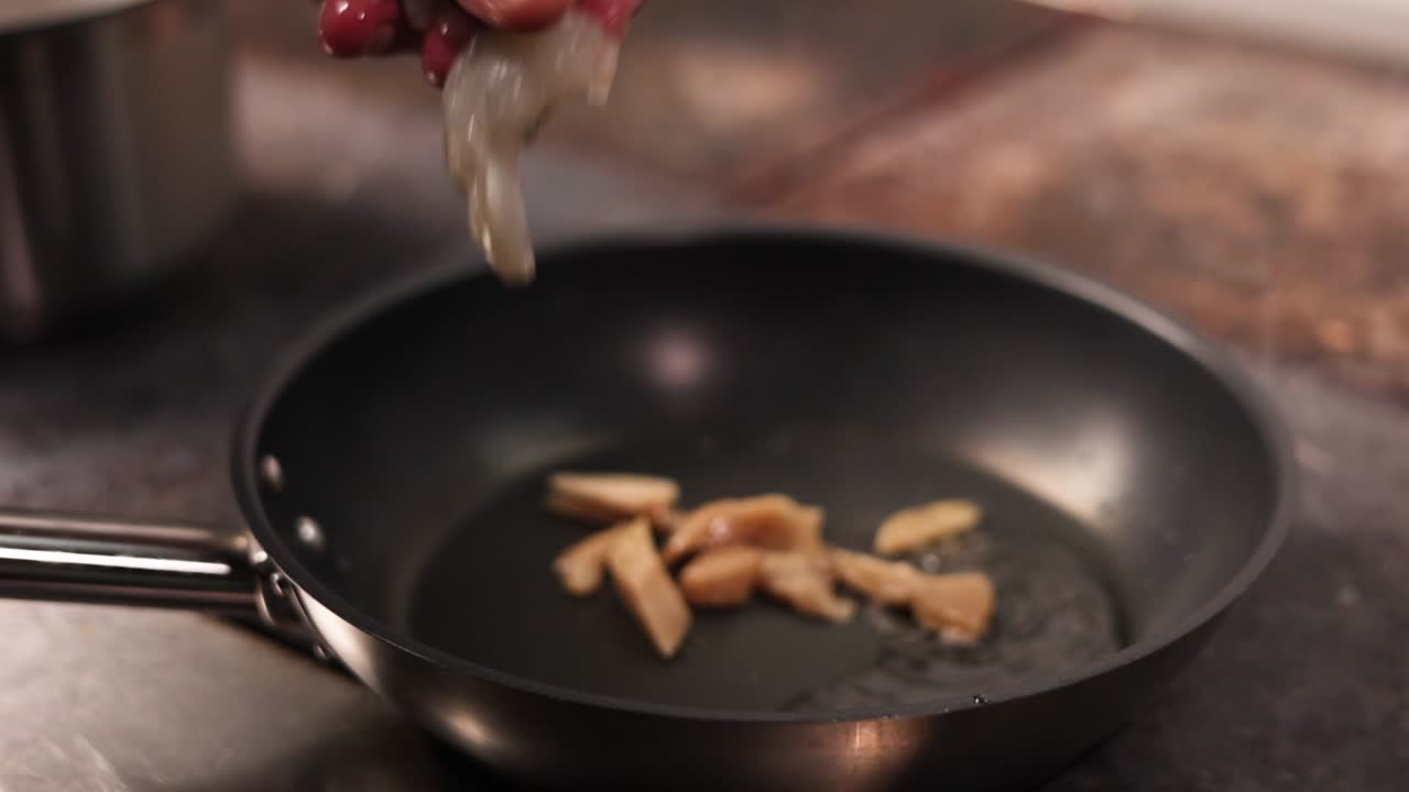 cocinar camarones en una sartén