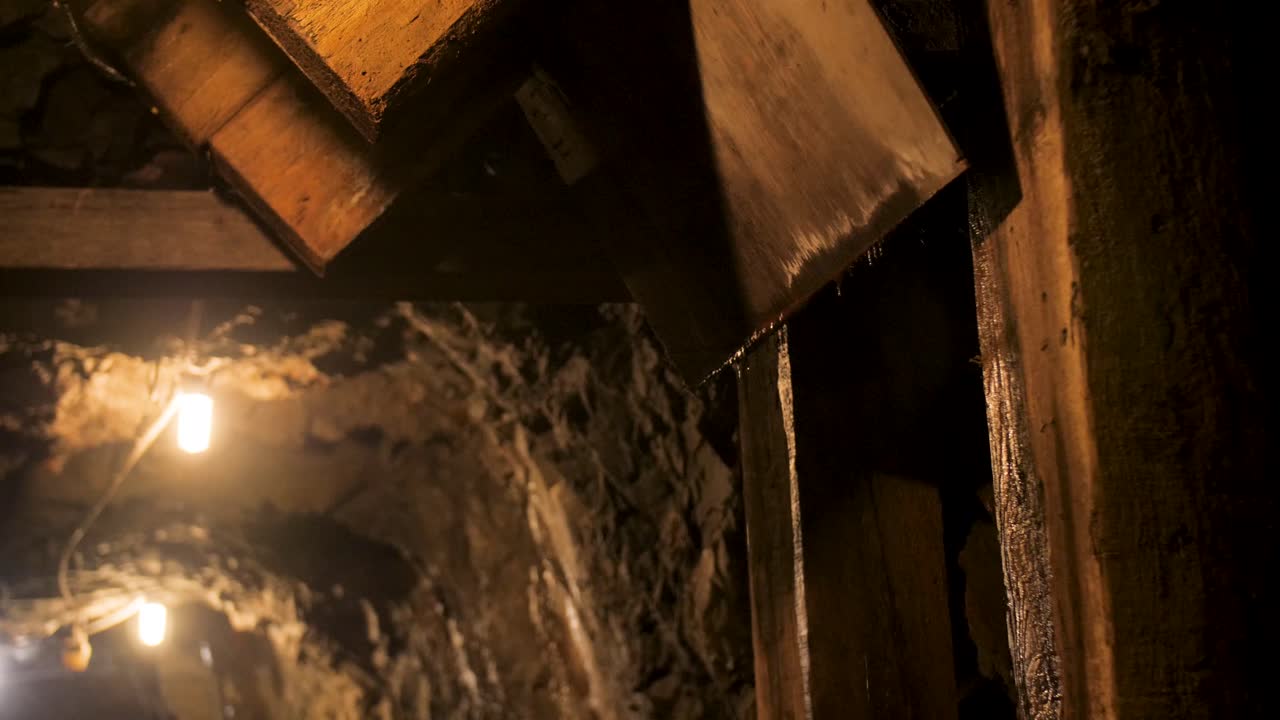 희미한 채광 샤프트