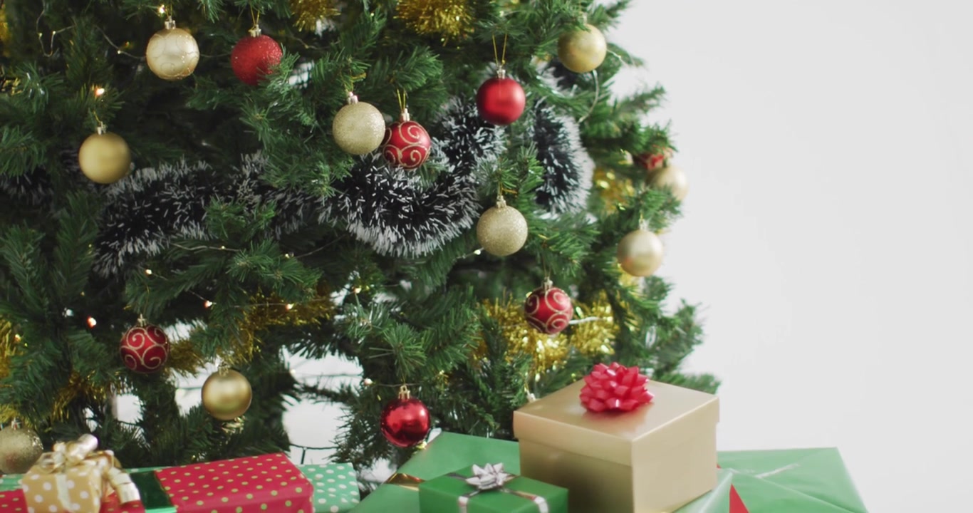 Animación de texto festivo sobre un árbol de Navidad
