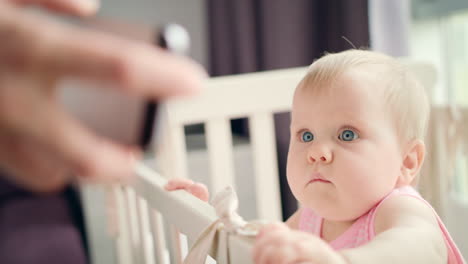 Entzückendes-Baby,-Das-Auf-Sein-Handy-Schaut.-Kleinkind-Schaut-Aufmerksam-Auf-Smartphone