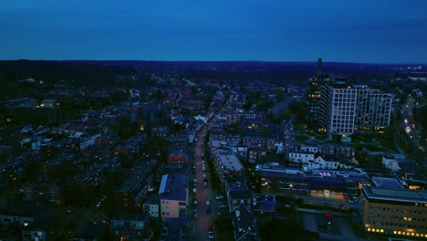 Vista-Aérea-Nocturna-Del-Tráfico-De-Arnhem-Con-Coches-Y-Motores-Con-Un-Paisaje-Urbano-Holandés-Claro