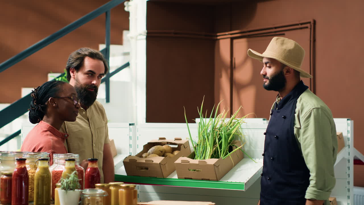 compradores en la tienda verde cercana de cero residuos