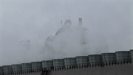 El-Humo-Se-Eleva-De-Las-Chimeneas-En-Una-Instalación-Eléctrica