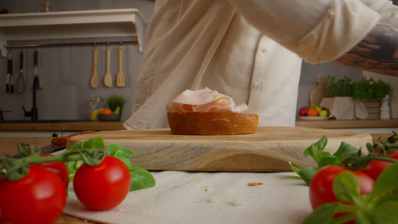 Приготовление вкусного тарта с ветчиной и хлебом