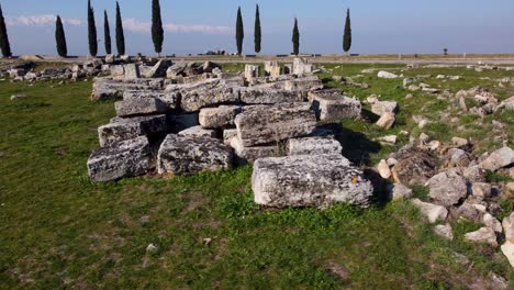 Ruinas-Históricas-De-La-Ciudad-En-El-Paseo-Marítimo-De-La-Calle-Principal