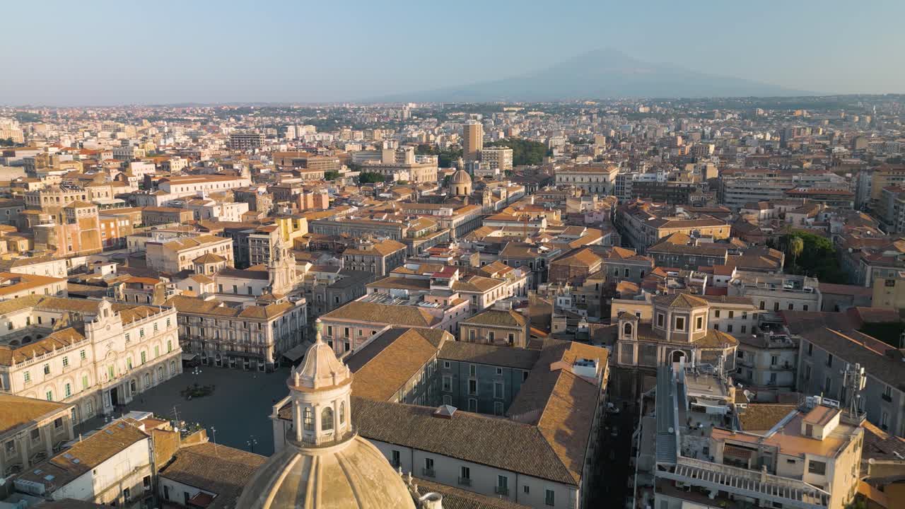Vulcano Etna a Catania, ripresa discendente rivela una splendida cattedrale.