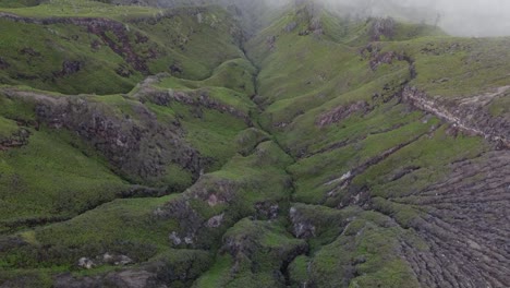 Tiefe-Vulkanische-Grate,-Die-Durch-Mächtige-Eruptionen-Und-Geschmolzene-Lavaströme-Geformt-Wurden-–-Kawah-Ijen-Indonesien