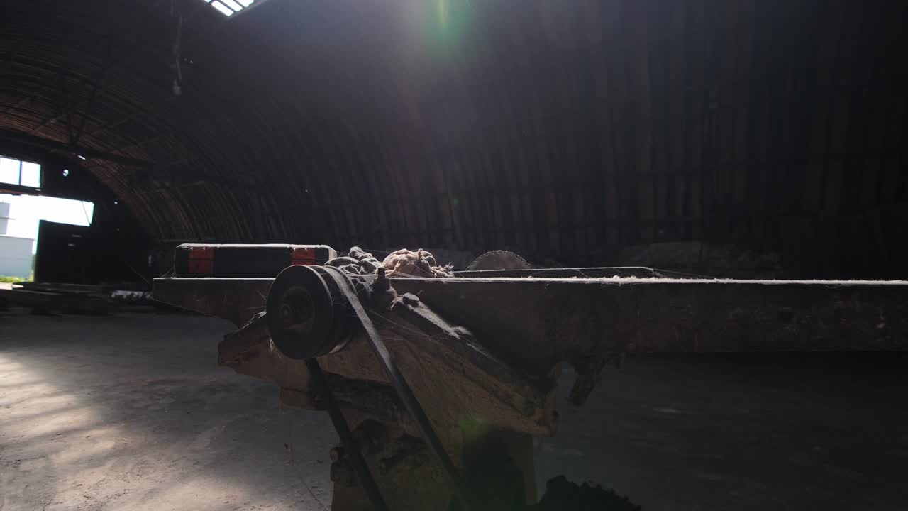 sierra circular y banco de trabajo largo y vacío en taller de carpintería