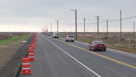 vehículos que conducen en una autopista ocupada con pilares de carretera en el costado izquierdo de la carretera