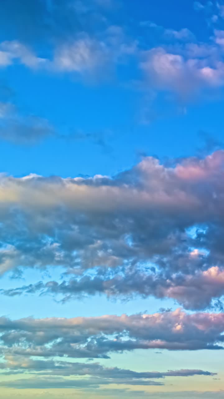 Nuvole colorate si muovono in un cielo blu intenso in questo sereno timelapse.