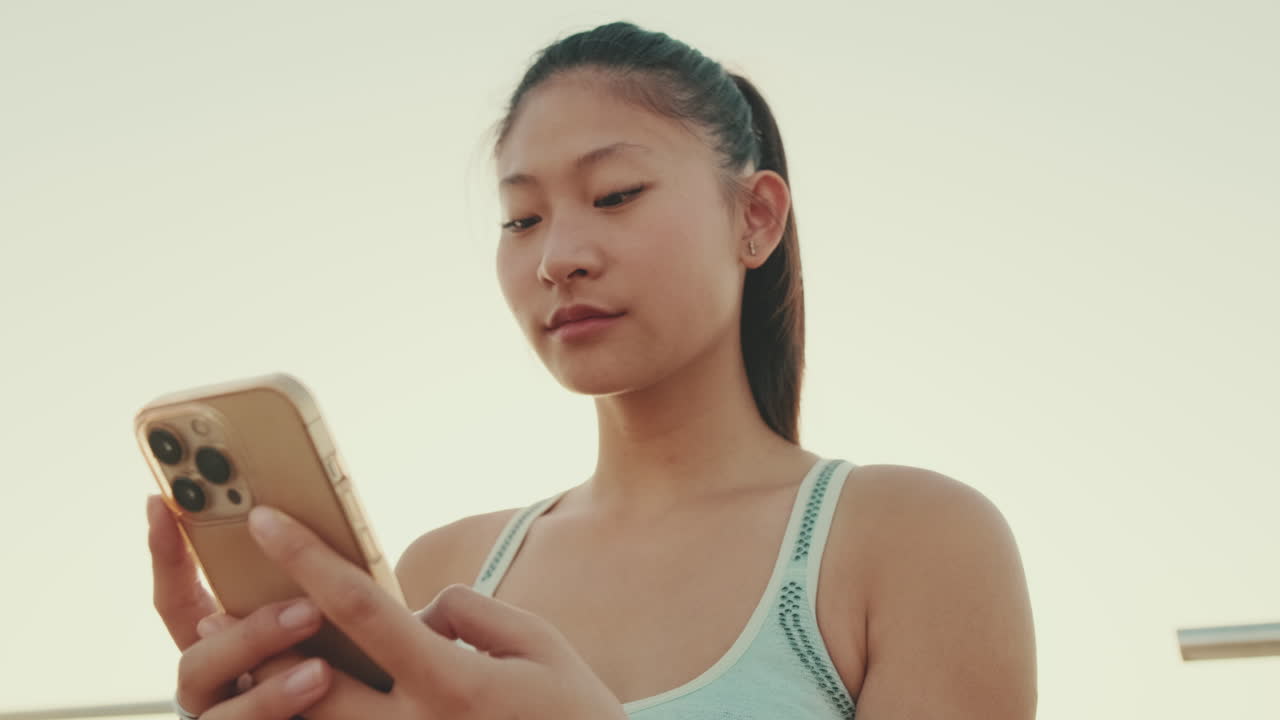 Người phụ nữ sử dụng điện thoại di động
