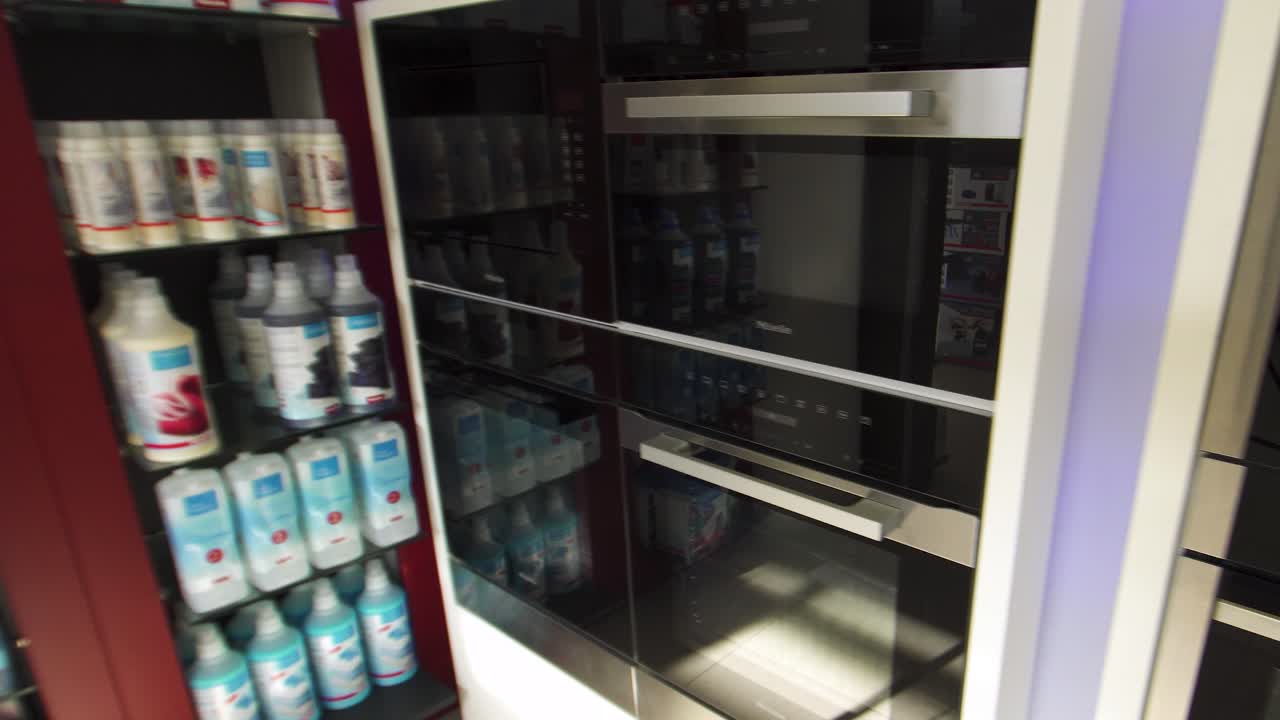 exhibición de electrodomésticos de cocina modernos