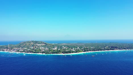 Vista-Aérea-De-La-Isla-Tropical-De-Gili-Trawangan,-Resorts-De-Vacaciones-Playa-De-Arena-Blanca-Rodeada-De-Mar-Azul-Celeste,-Indonesia