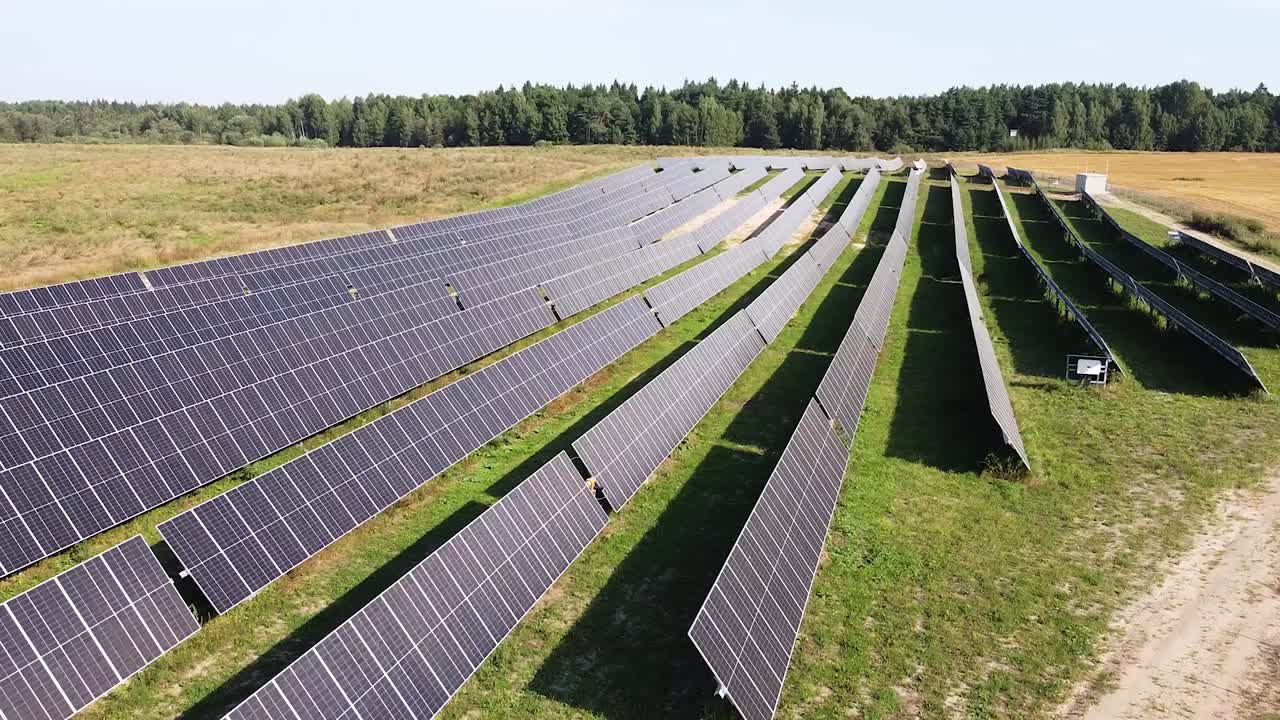 Landbrugslandskab og økologisk solcellepark på en solskinsdag, luftfoto