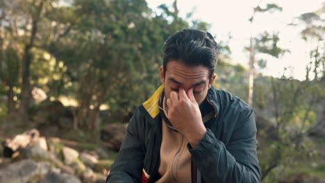 senderismo, fitness y hombre asiático con dolor de cabeza