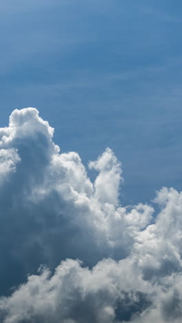 con las nubes que pasan en el cielo vertical