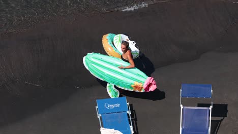 mujer disfrutando de la playa con flotador inflable