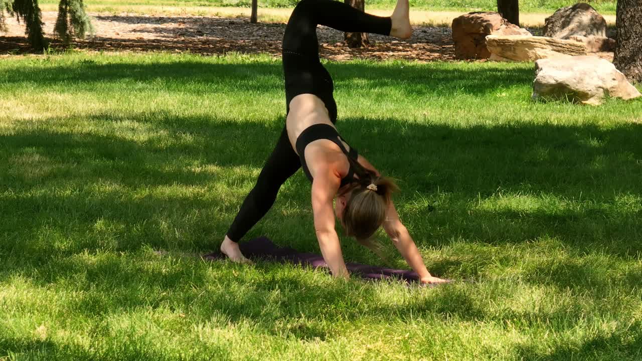 Eine starke Kraft für die Gesundheit. Yoga-Training in einem Park demonstriert die Fitness und Balance dieser Frau. Drohne 4k