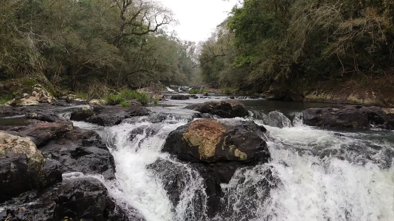 Cascate in Argentina, flusso del fiume nella natura di Misiones, acqua che scorre tra le pietre, naturale, volo drone sopra la superficie, tra le foreste