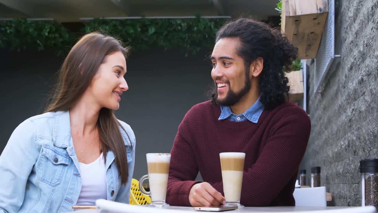 pareja interactuando entre sí en un café al aire libre 4k