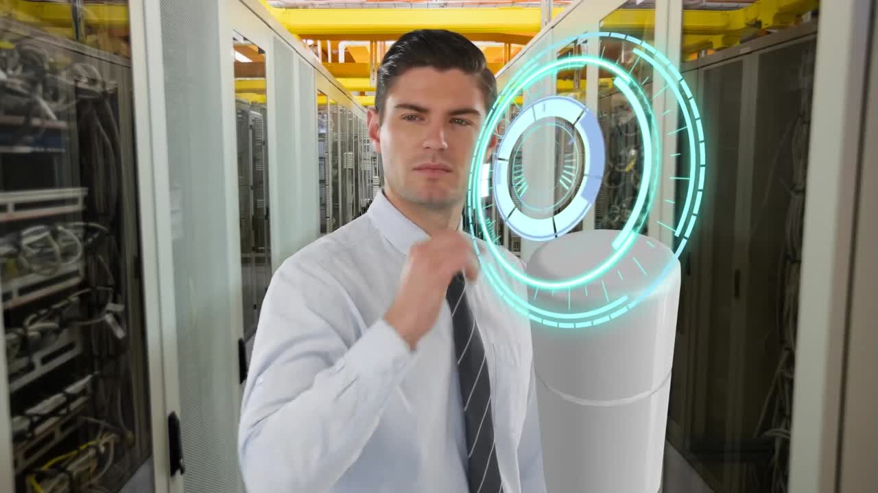 animación del escaneo de alcance sobre el hombre de negocios caucásico y la sala de servidores