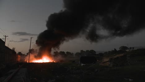 Un-Gran-Fuego-Arde-En-La-Distancia