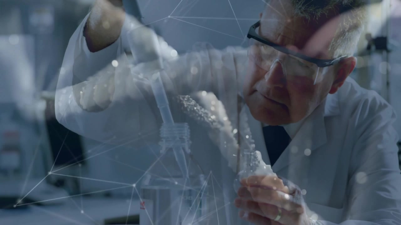 Biotechnologe greift nach schwebender DNA-Helix, injiziert Reagenz mittels Pipette mit fließenden Daten.