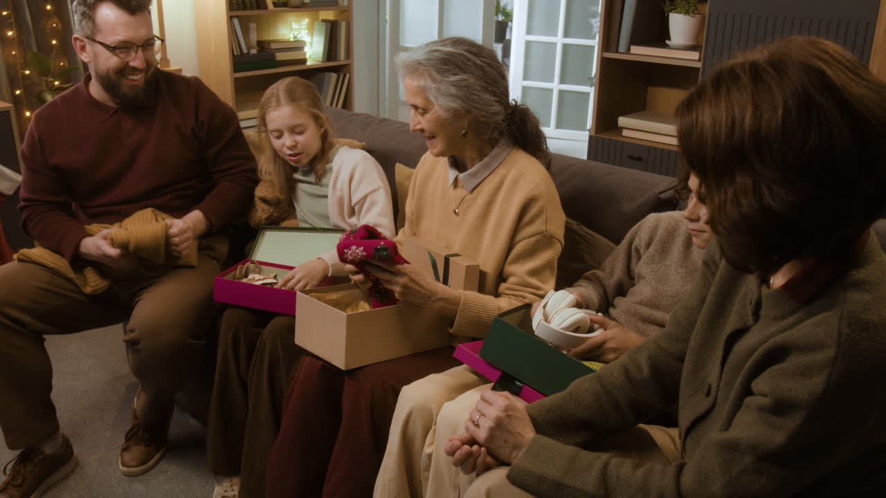 семейное открытие рождественских подарков