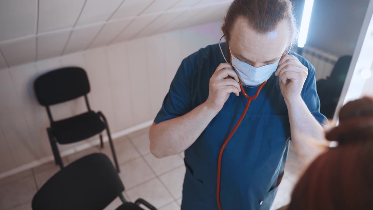 Chequeo médico realizado. El doctor evalúa al paciente con calma ahora. Especialista en salud realiza una evaluación tranquila del paciente. Médico de urgencias evalúa a un individuo en un ambiente pacífico.