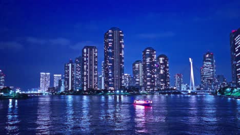 Luz-Nocturna-Tokio,-Tsukuda,-Rascacielos-Toyosu-Y-Puente-Sobre-El-Río-Sumida-Yakatabune,-Embarcación-De-Recreo