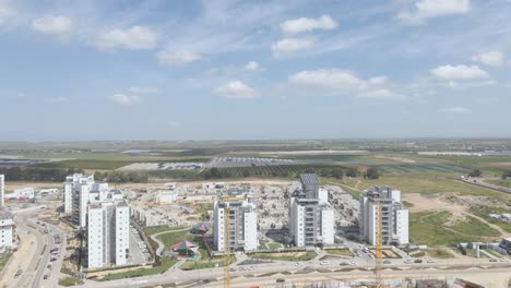 nuevos edificios de barrio con grúas en el distrito sur de la ciudad netivot